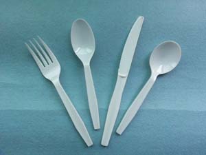 white medium weight polystyrene cutlery